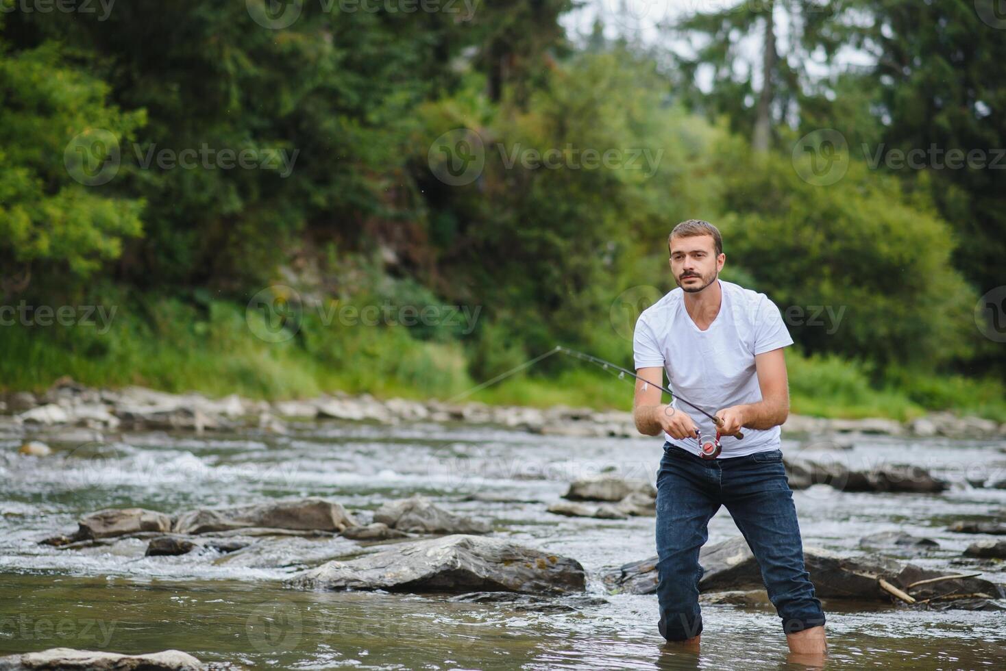 uomo volare pesca calchi su irlandesi fiume foto