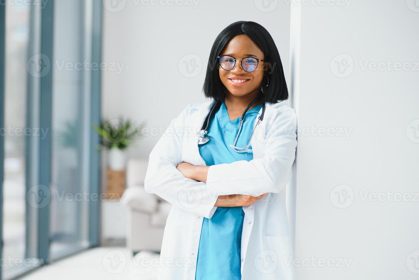 bellissimo africano americano femmina pediatrico infermiera nel moderno ufficio. foto