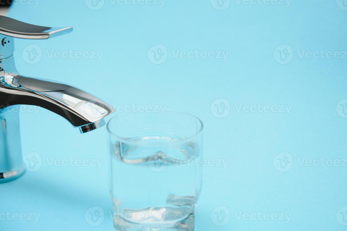 singolo maniglia acqua rubinetto su leggero blu sfondo, avvicinamento foto