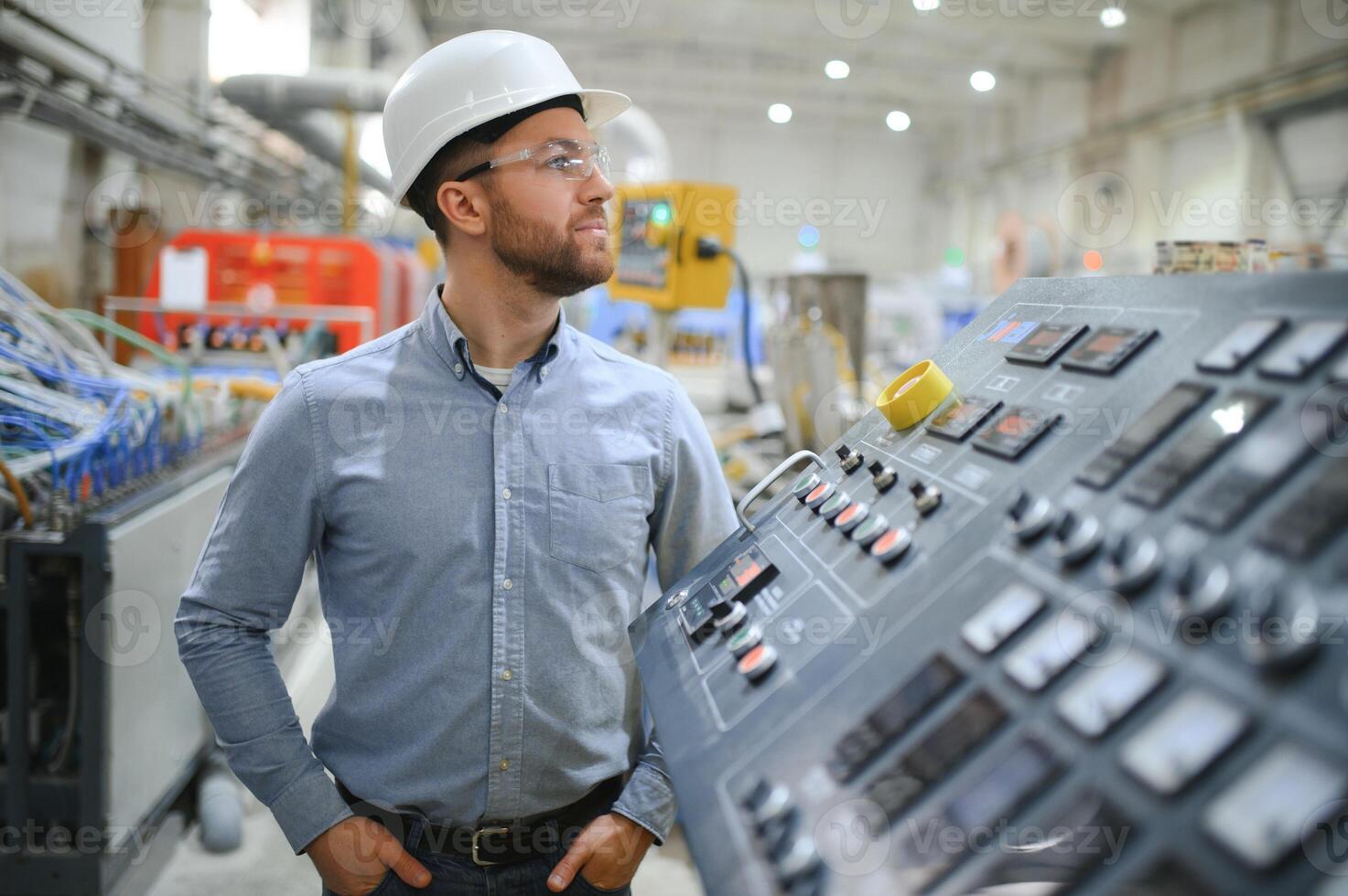 ritratto di fiducioso bello tecnico ingegnere nel elmetto protettivo. foto