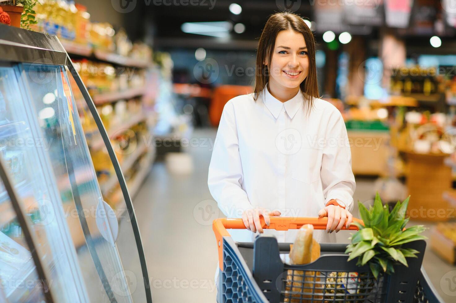 casuale donna drogheria shopping e guardare contento foto