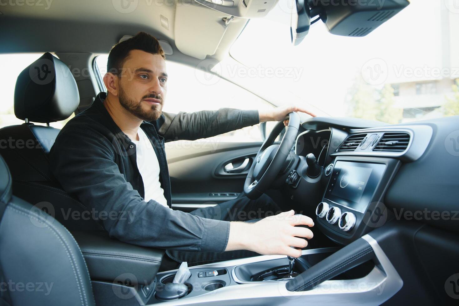 moda ritratto di elegante giovane uomo nel il auto foto