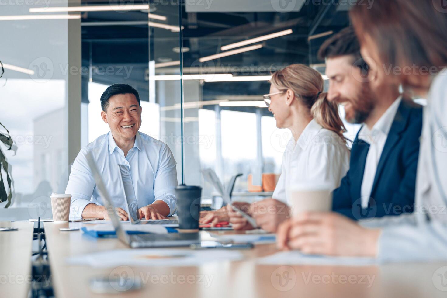 gruppo di lavoro di giovane asiatico uomo d'affari Lavorando e comunicare insieme nel un moderno ufficio foto