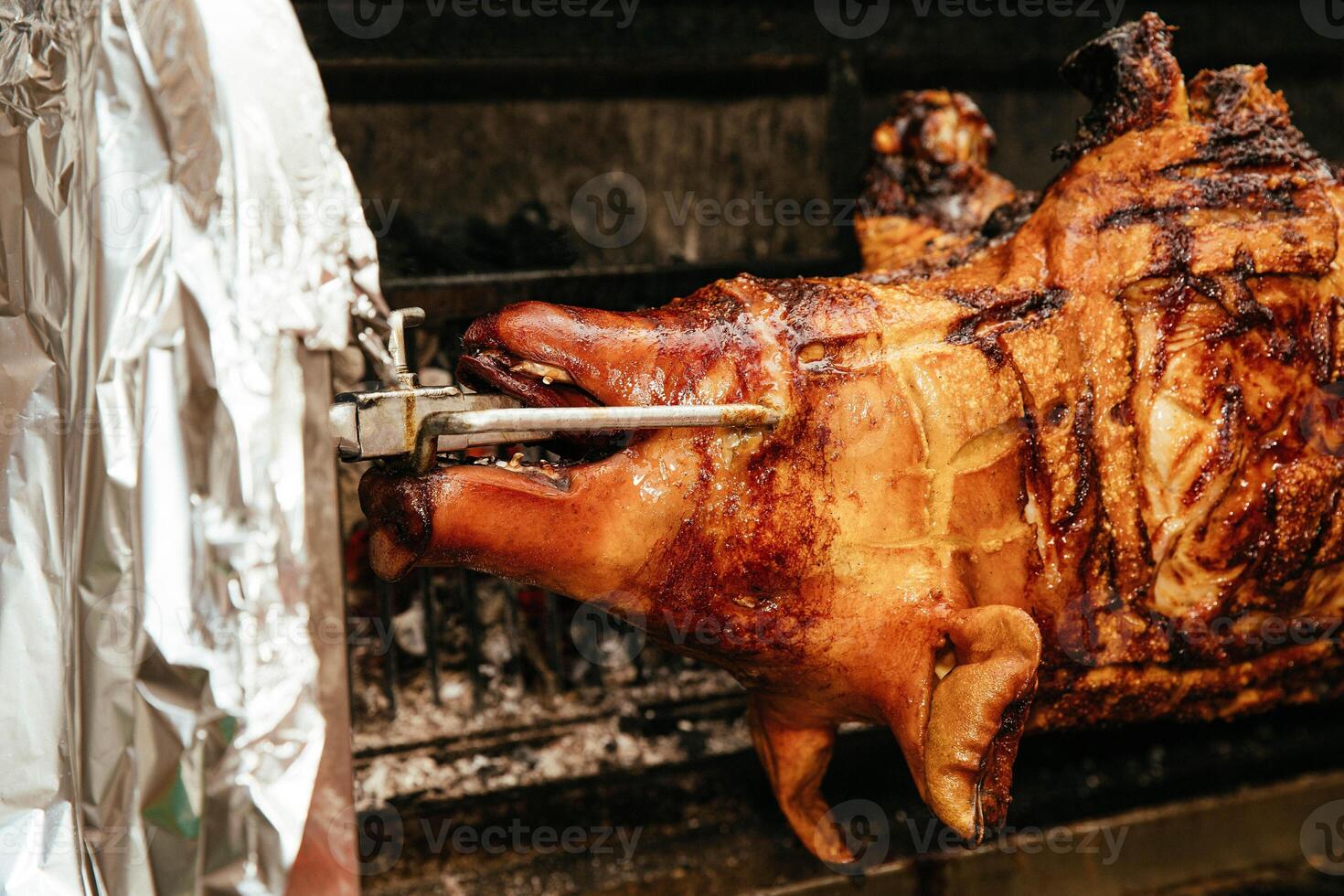 arrostito totale maiale visualizzato a tradizionale all'aperto barbecue foto