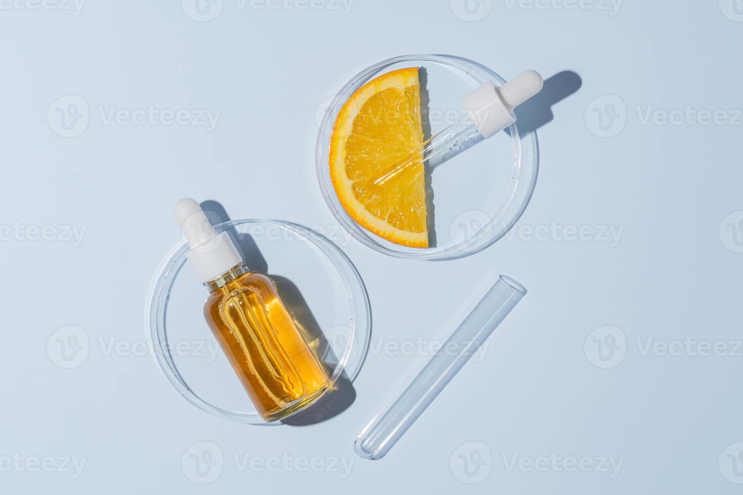 agrume laboratorio ricerca. cosmetici produzioni, aha componenti estrazione. pelle cura cosmetologia test. petri piatti con viso siero e arancia frutta fetta Il prossimo per test tubo foto