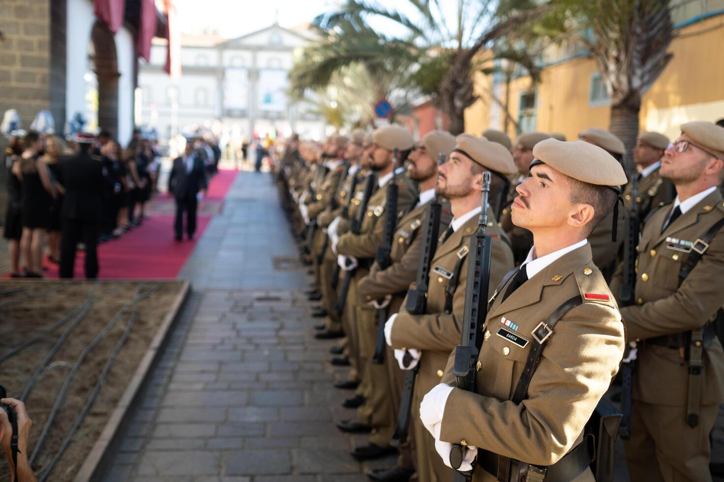 luglio 25, 2019. un' guardia di onore saluta un' ospite nel il città di Santa Cruz de tenerife. canarino isole, Spagna foto