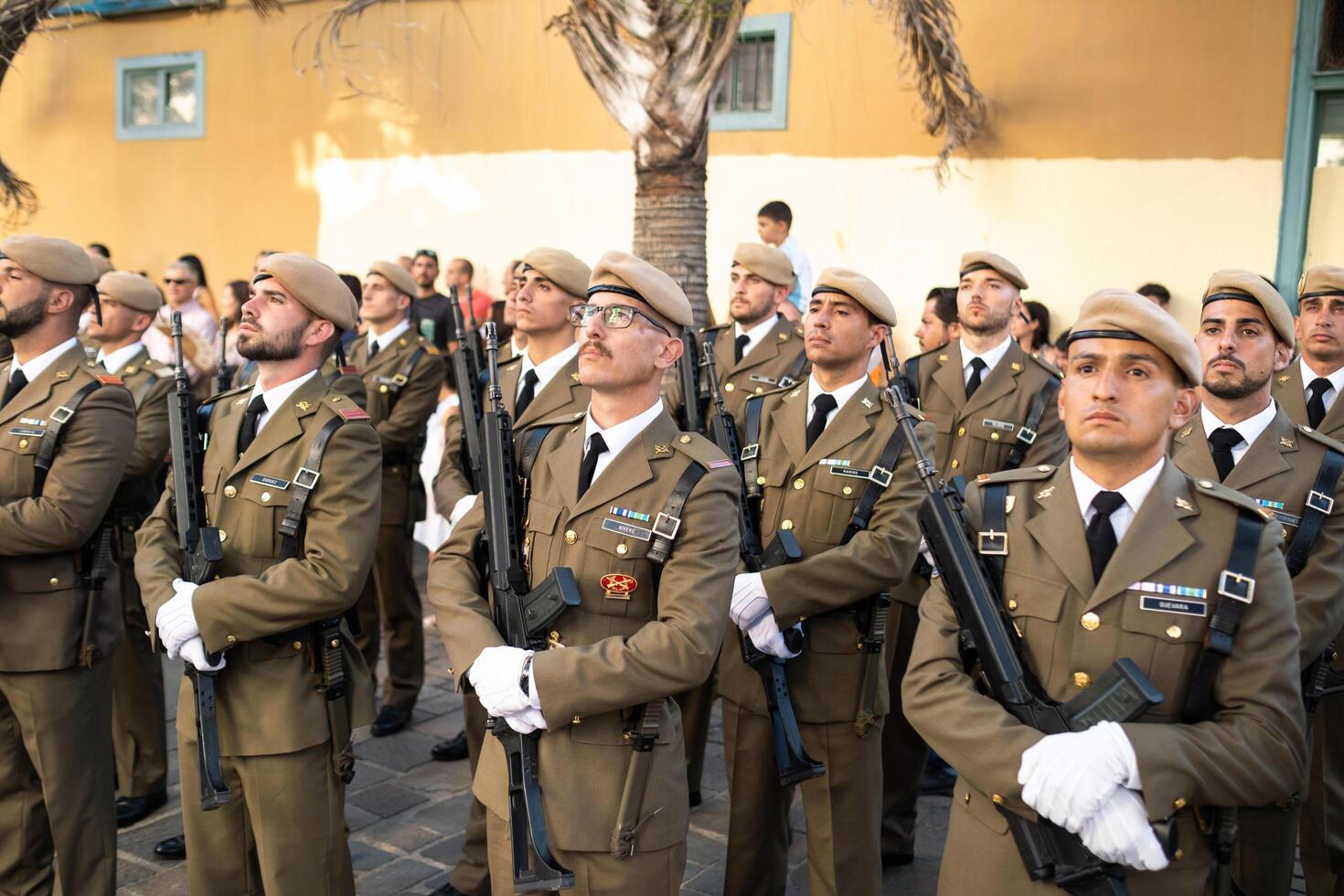 luglio 25, 2019. un' guardia di onore saluta un' ospite nel il città di Santa Cruz de tenerife. canarino isole, Spagna foto