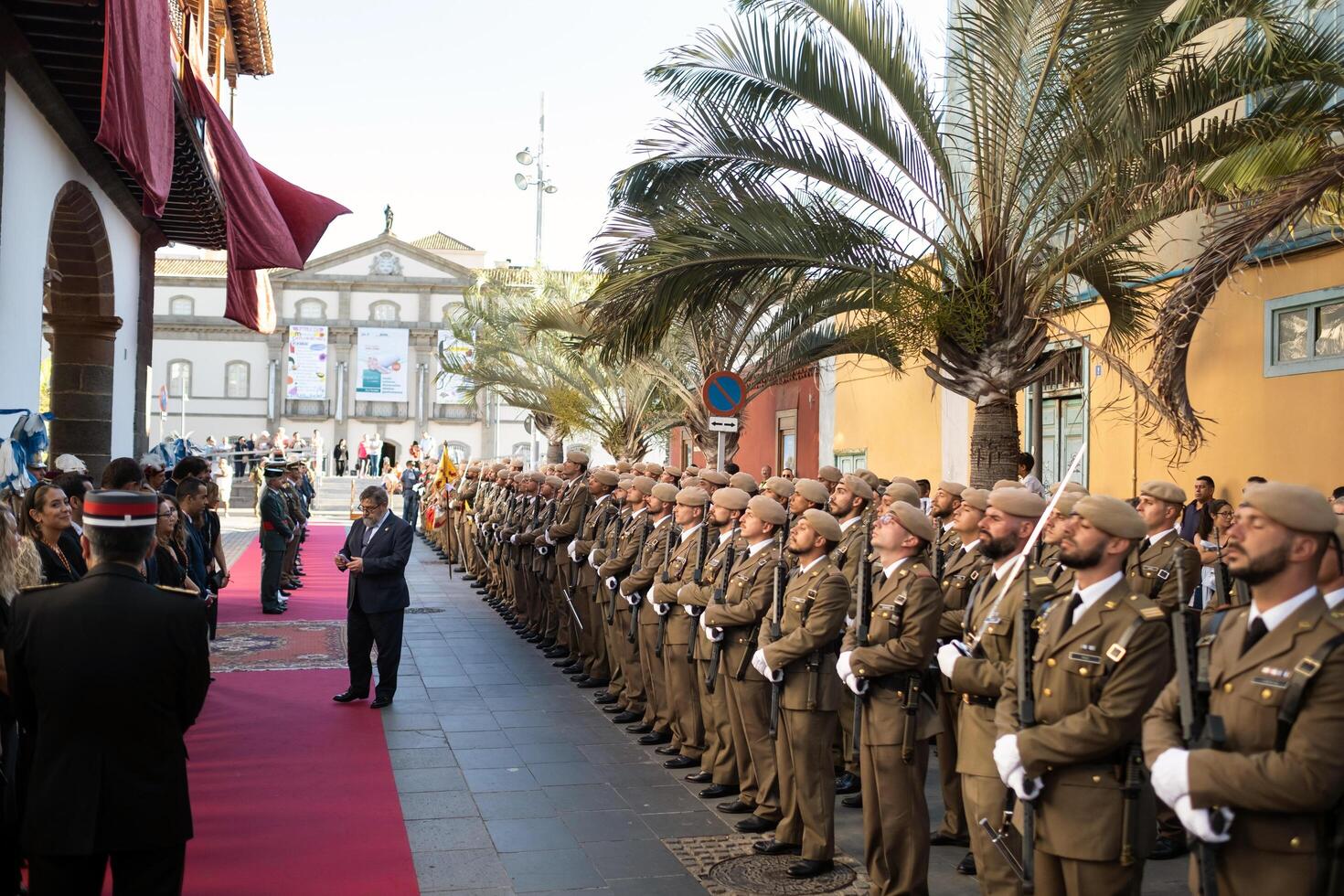 luglio 25, 2019. un' guardia di onore saluta un' ospite nel il città di Santa Cruz de tenerife. canarino isole, Spagna foto