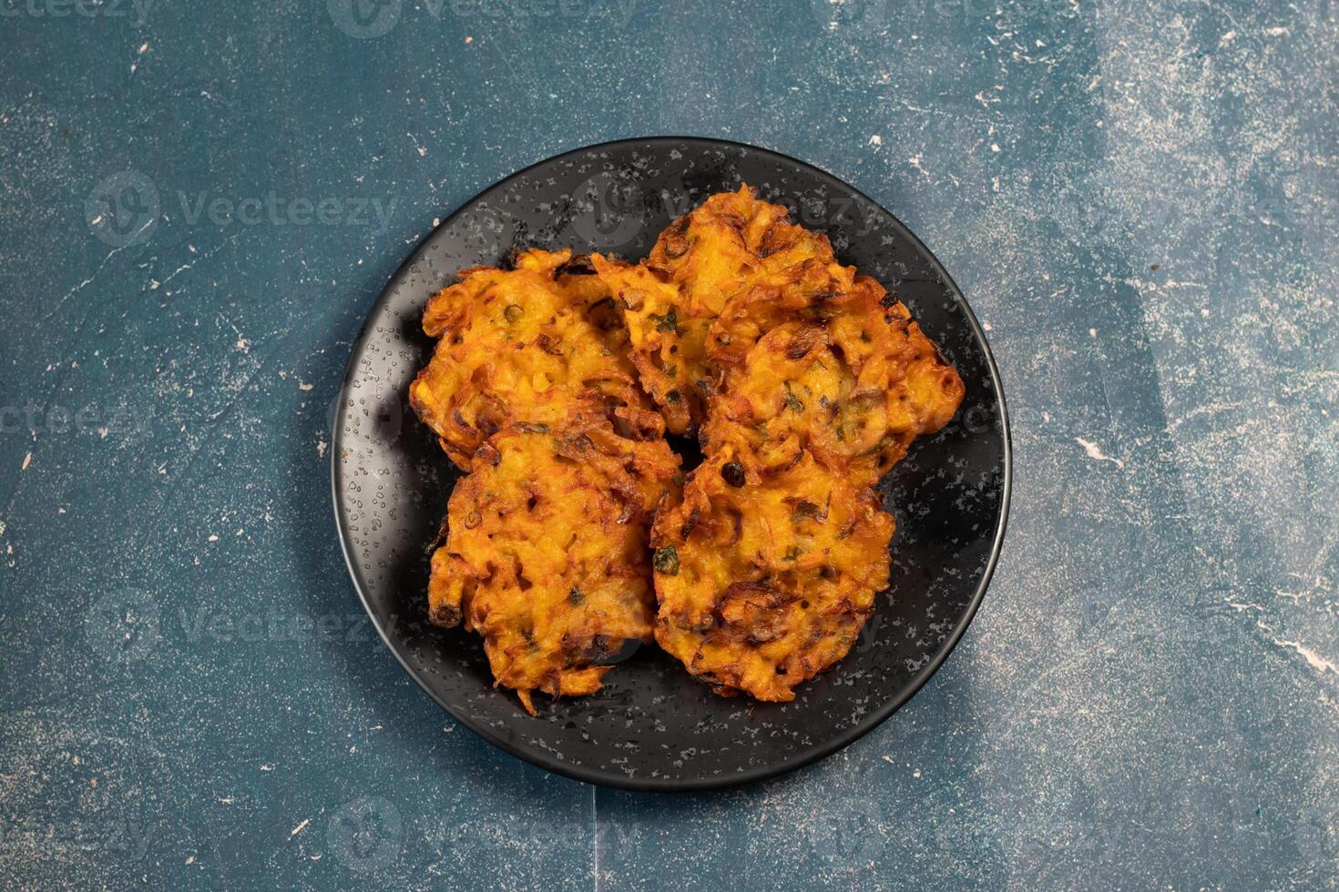 indiano speziato verdura pakora o pakoda servito nel piatto isolato su tavolo superiore Visualizza foto