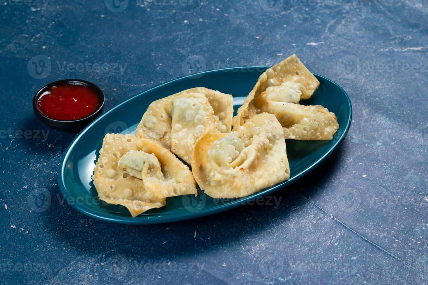 croccante fritte wonton offuscare somma impacchi con pomodoro salsa servito nel un' piatto isolato su tavolo superiore Visualizza foto