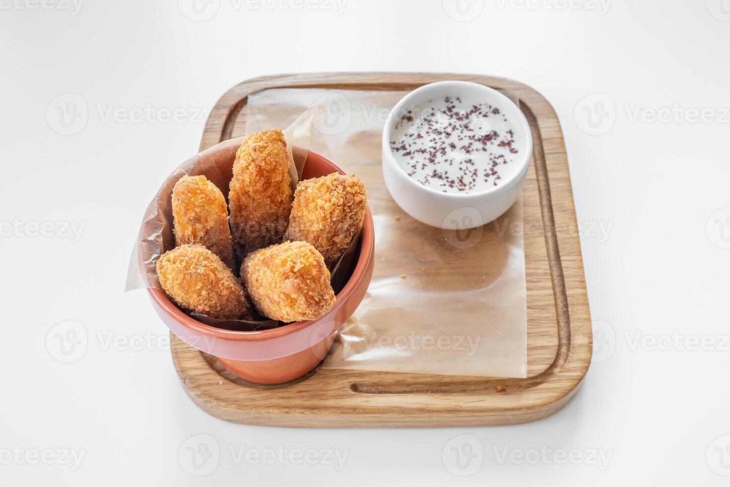 halloumi patatine fritte con mayo tuffo servito nel un' piatto isolato su grigio sfondo superiore Visualizza foto