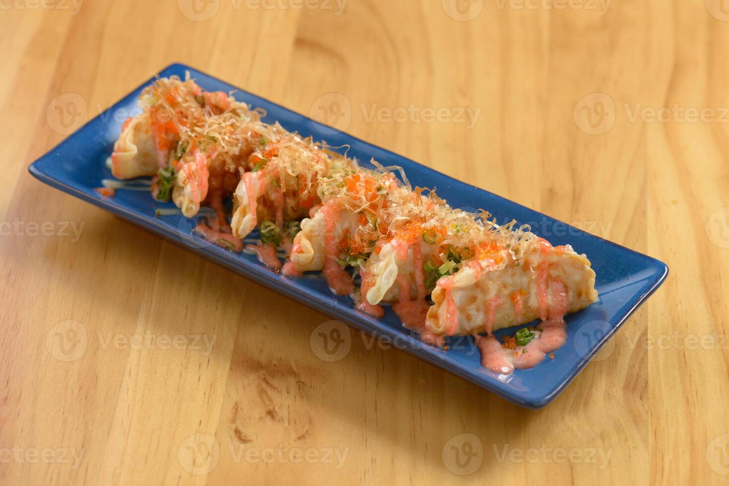 giapponese cibo mentaiko gyoza fritte Ravioli nel un' ciotola isolato su di legno tavolo superiore Visualizza foto