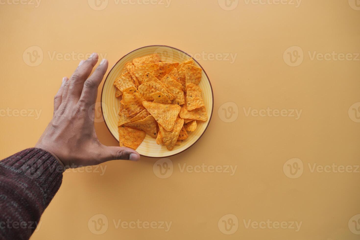 superiore Visualizza di uomini mano raccogliere Patata patatine fritte foto