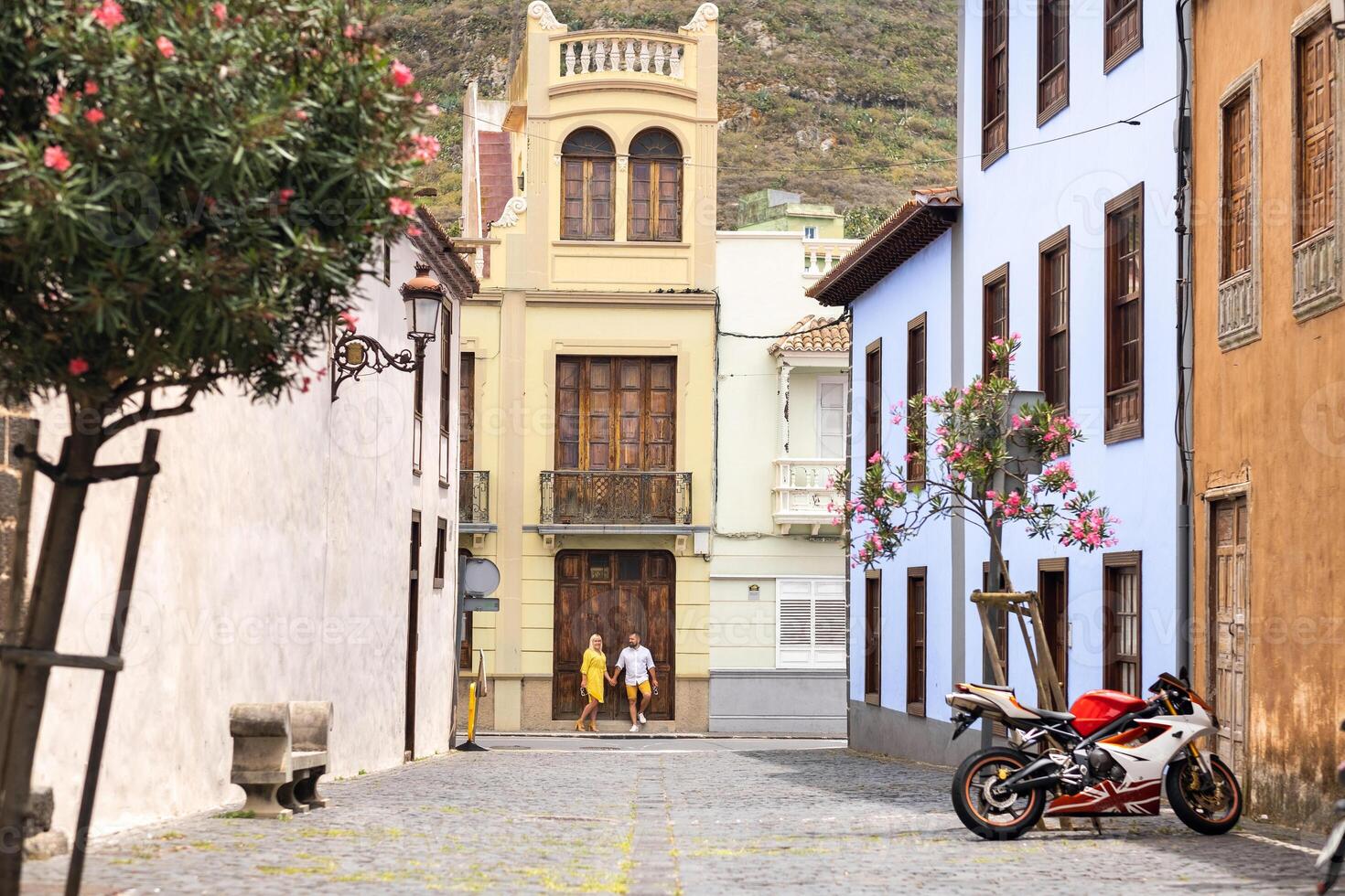 un' moderno sposato coppia di Gli amanti passeggiando nel il vecchio cittadina di il isola di tenerife, un' coppia di Gli amanti nel il città di la laguna foto