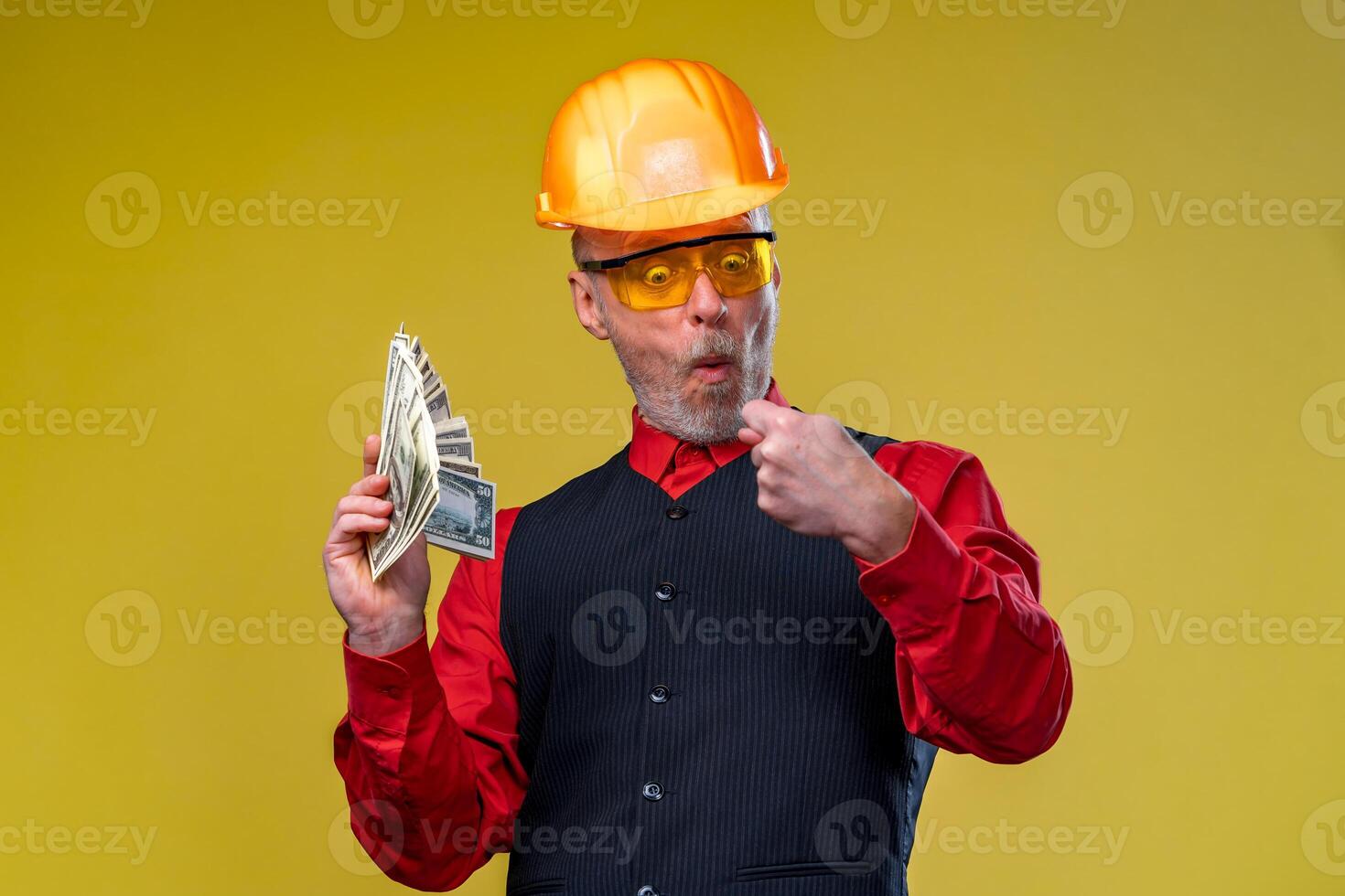 grave generale contraente o vero tenuta investitore concetto con elegante uomo con barba, bicchieri e edificio casco. uomo nel elegante camicia. i soldi nel mani. foto