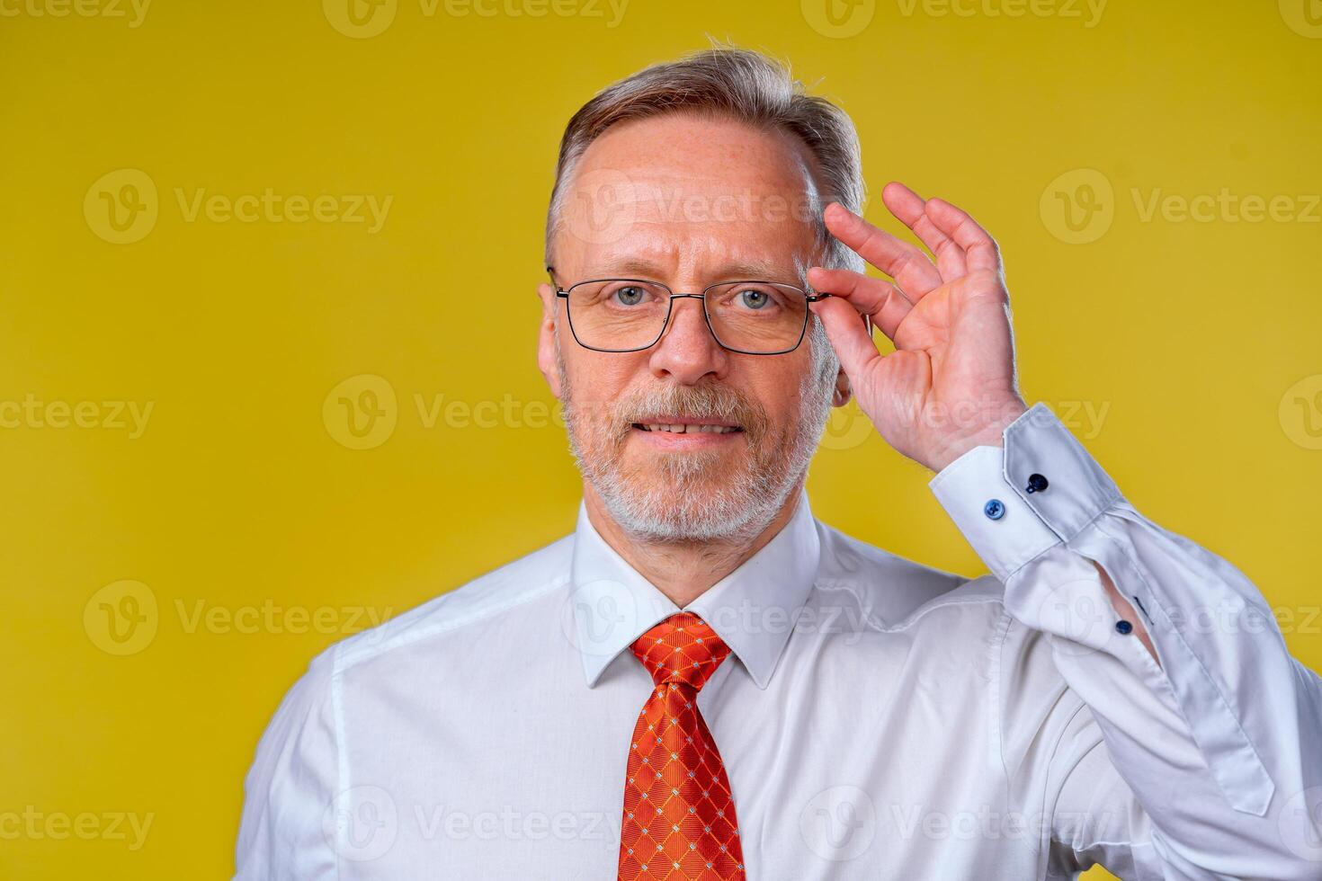 ritratto di un vecchio uomo sorridente, guardare a telecamera, nel studio, giallo sfondi uomo nel bicchieri ritratto foto