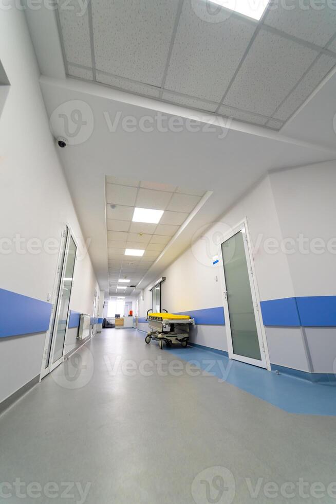 pulito assistenza sanitaria vuoto interno corridoio. emergenza moderno ospedale reparto. foto