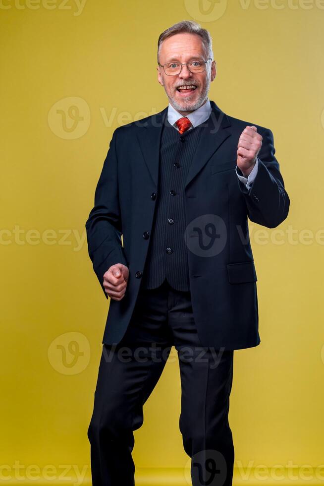 elegante anziano uomo danza a foto studio con espressione.