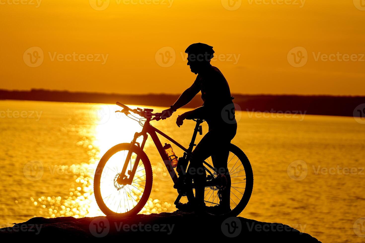 silhouette di un' sportivo ciclista nel casco su un' bicicletta. attivo stile di vita concetto. foto