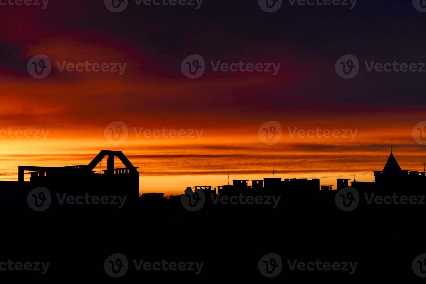 tramonto al di sopra di il città. bellissimo luminosa colori a cielo. foto