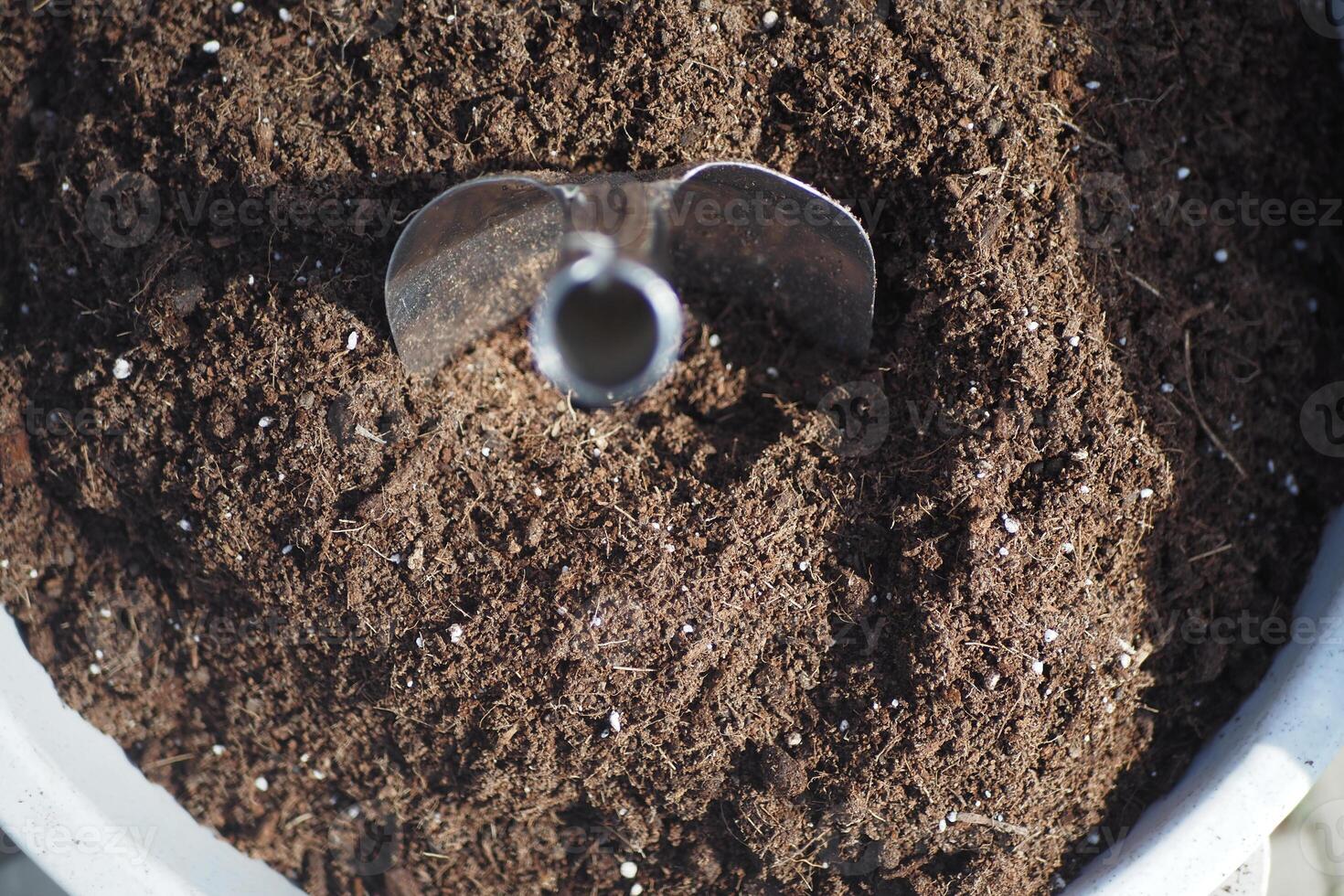 torba di cocco e attrezzi da giardinaggio un tavolo con spazio per la copia foto