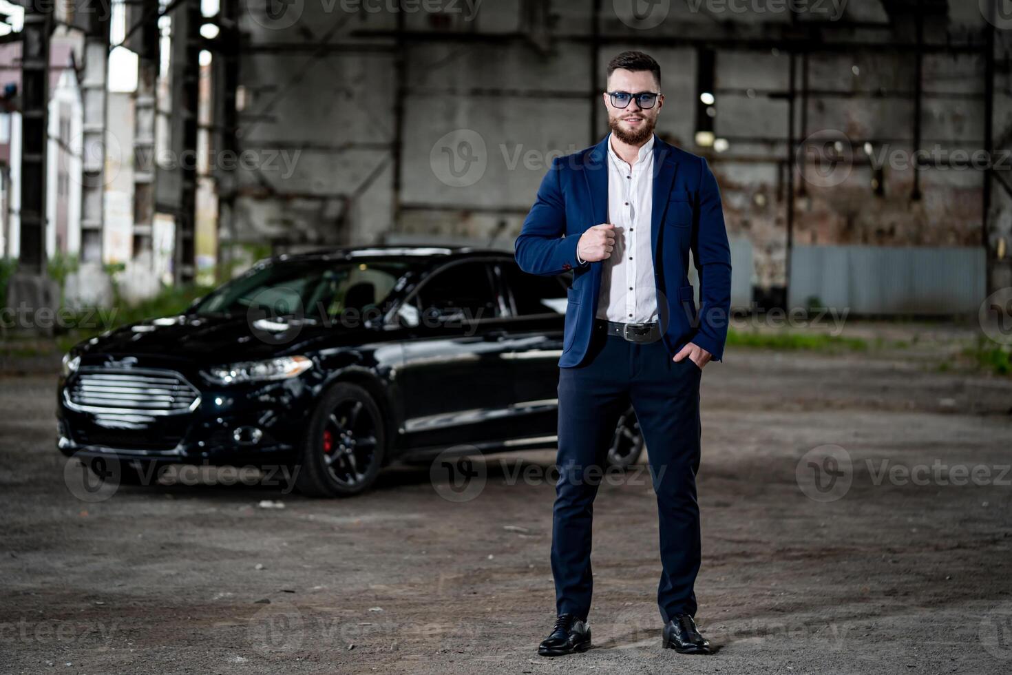 moda foto tiro di un' uomo nel elegante formale Abiti. giovane riuscito ricco tipo su nero auto sfondo. vicino su