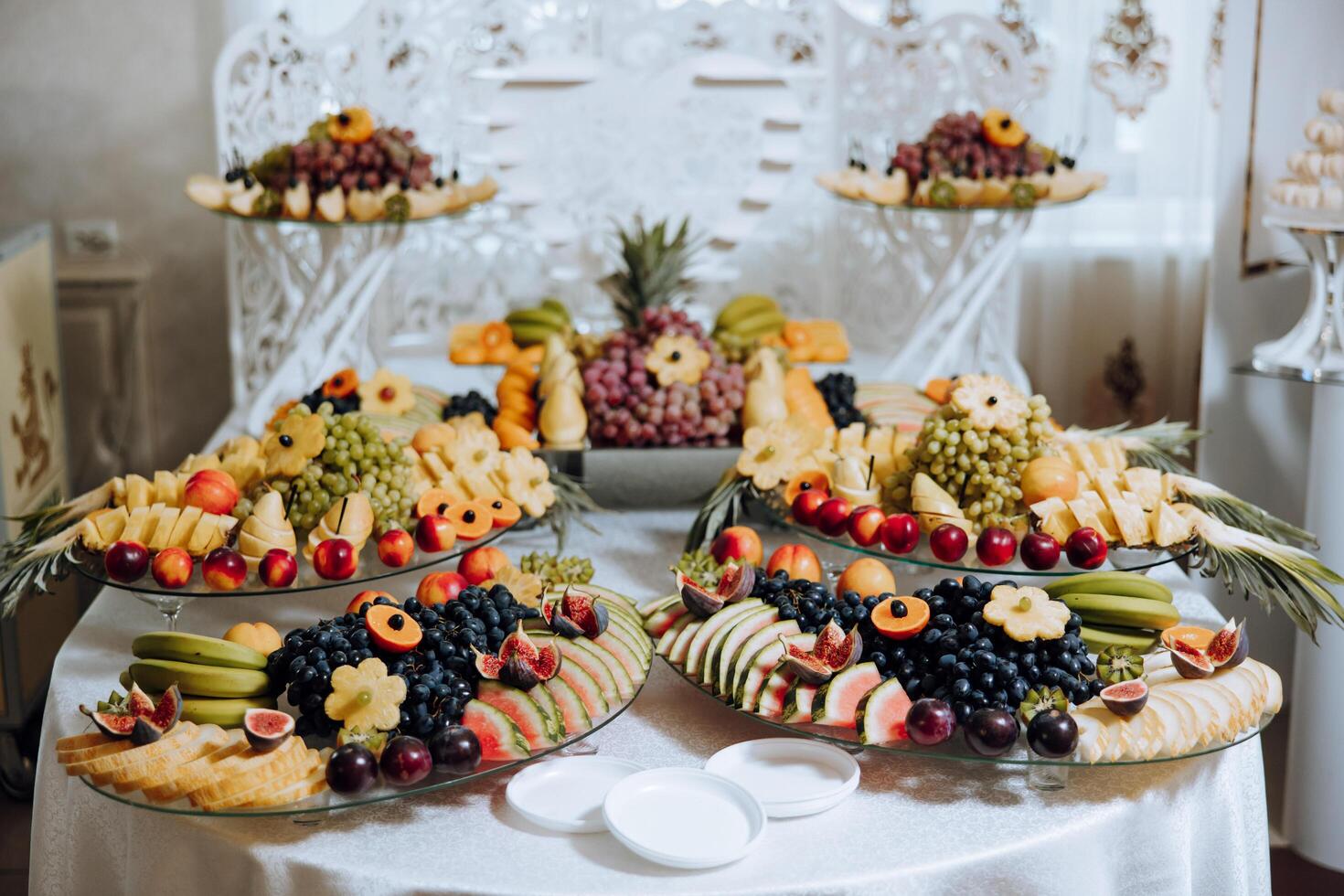 un' banchetto tavolo pieno di frutta e frutti di bosco, un assortimento di dolci. banane, uva, ananas. frutta composizioni per il vacanza. foto