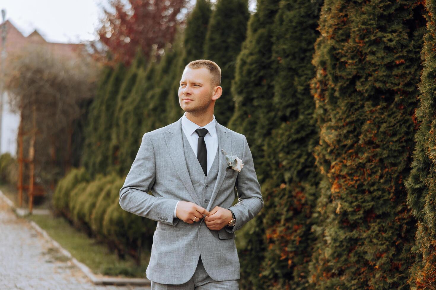 ritratto di un' bello giovane sposo su un autunno giorno all'aperto nel un elegante completo da uomo. all'aperto foto. bello uomo nel un' attività commerciale completo da uomo. foto