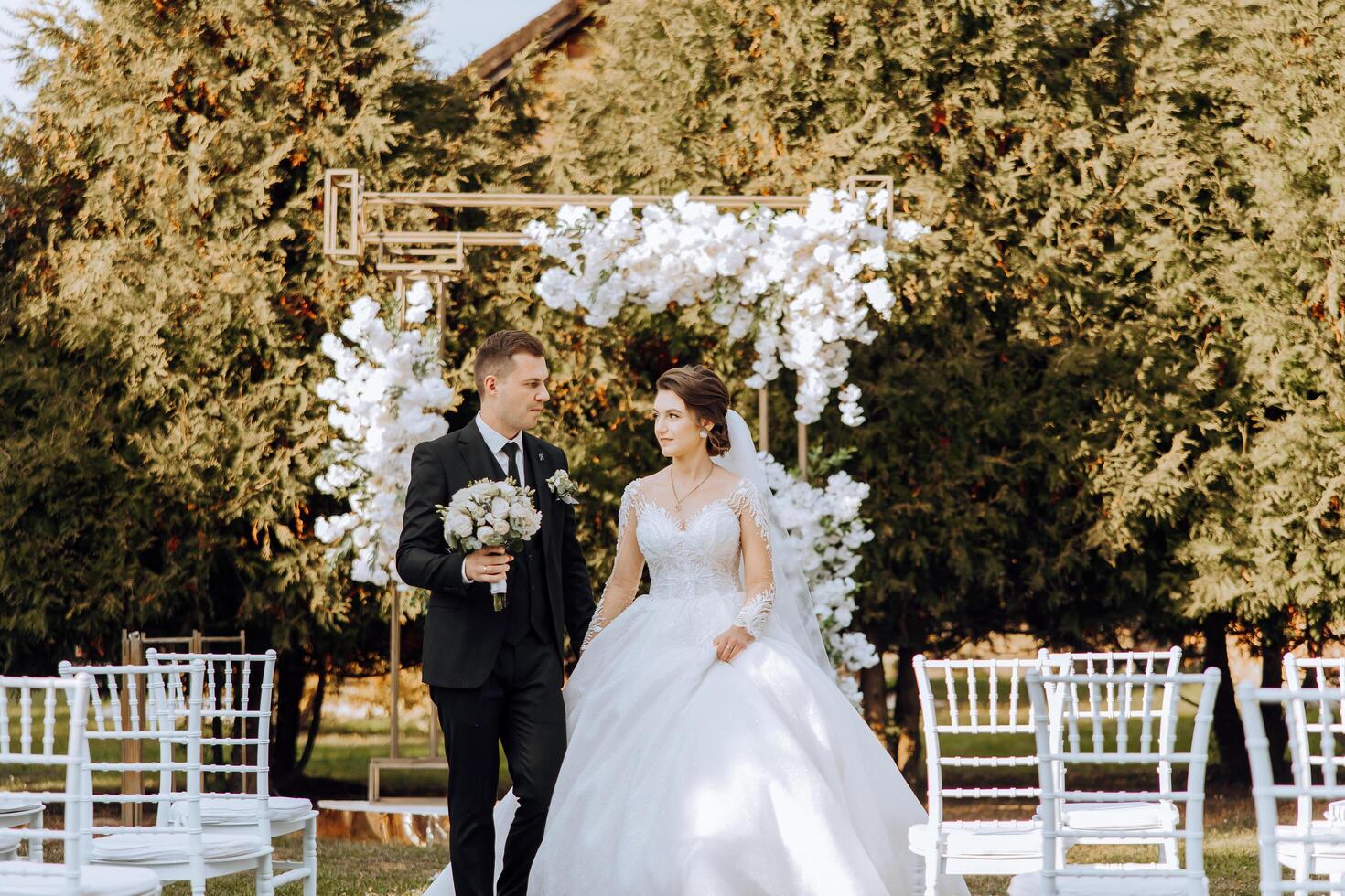 un' nozze coppia è a piedi nel natura su un autunno giorno. contento giovane sposa e elegante sposo Tenere mani. un' elegante coppia di Novelli sposi su loro nozze giorno. foto