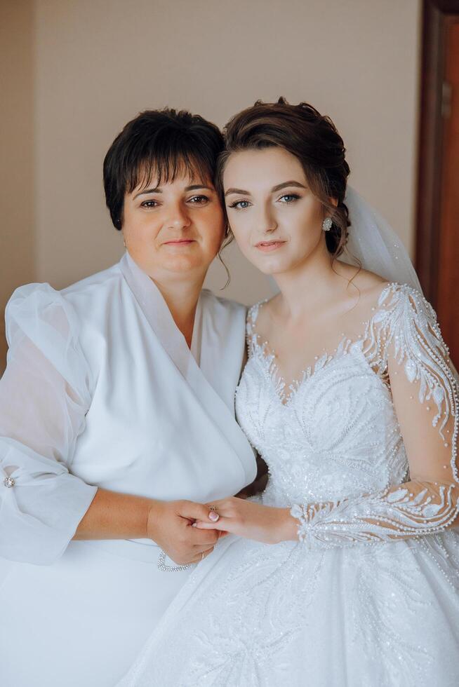 un' bellissimo e contento madre e sua figlia, il sposa, siamo in piedi Il prossimo per ogni Altro. il migliore giorno per genitori. tenero momenti a il nozze. foto