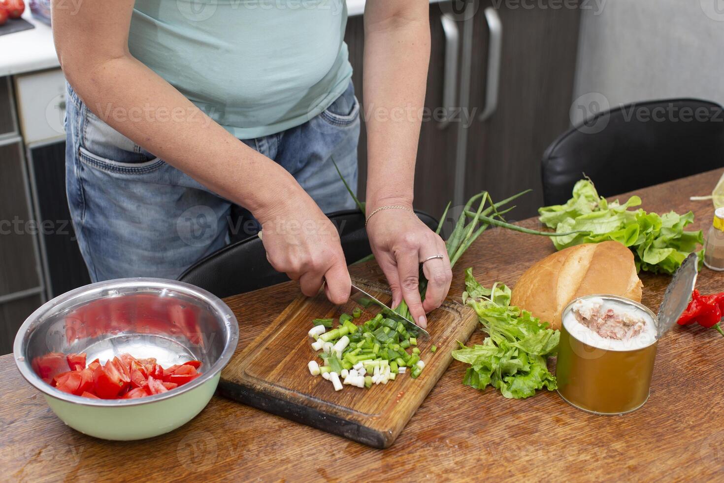 chop il verde cipolle e pomodori e posto loro nel un' ciotola. preparare il insalata. foto