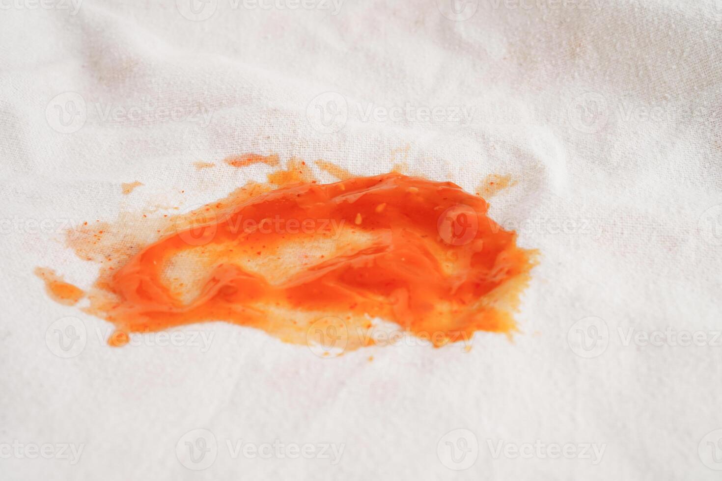 sporco pomodoro salsa macchia o ketchup su stoffa per lavare con lavaggio polvere, pulizia lavori di casa concetto. foto