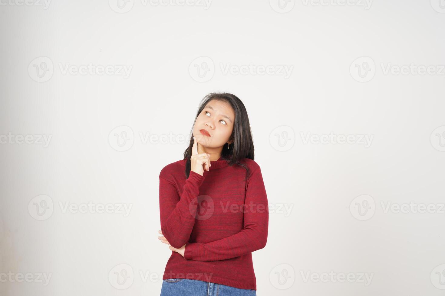 giovane asiatico donna nel rosso maglietta riflessivo pensiero gesto isolato su bianca sfondo foto