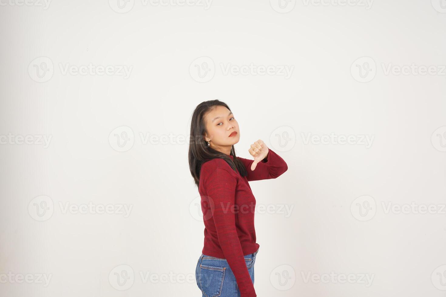 giovane asiatico donna nel rosso maglietta mostrando pollice fuori uso, disaccordo concetto isolato su bianca sfondo foto