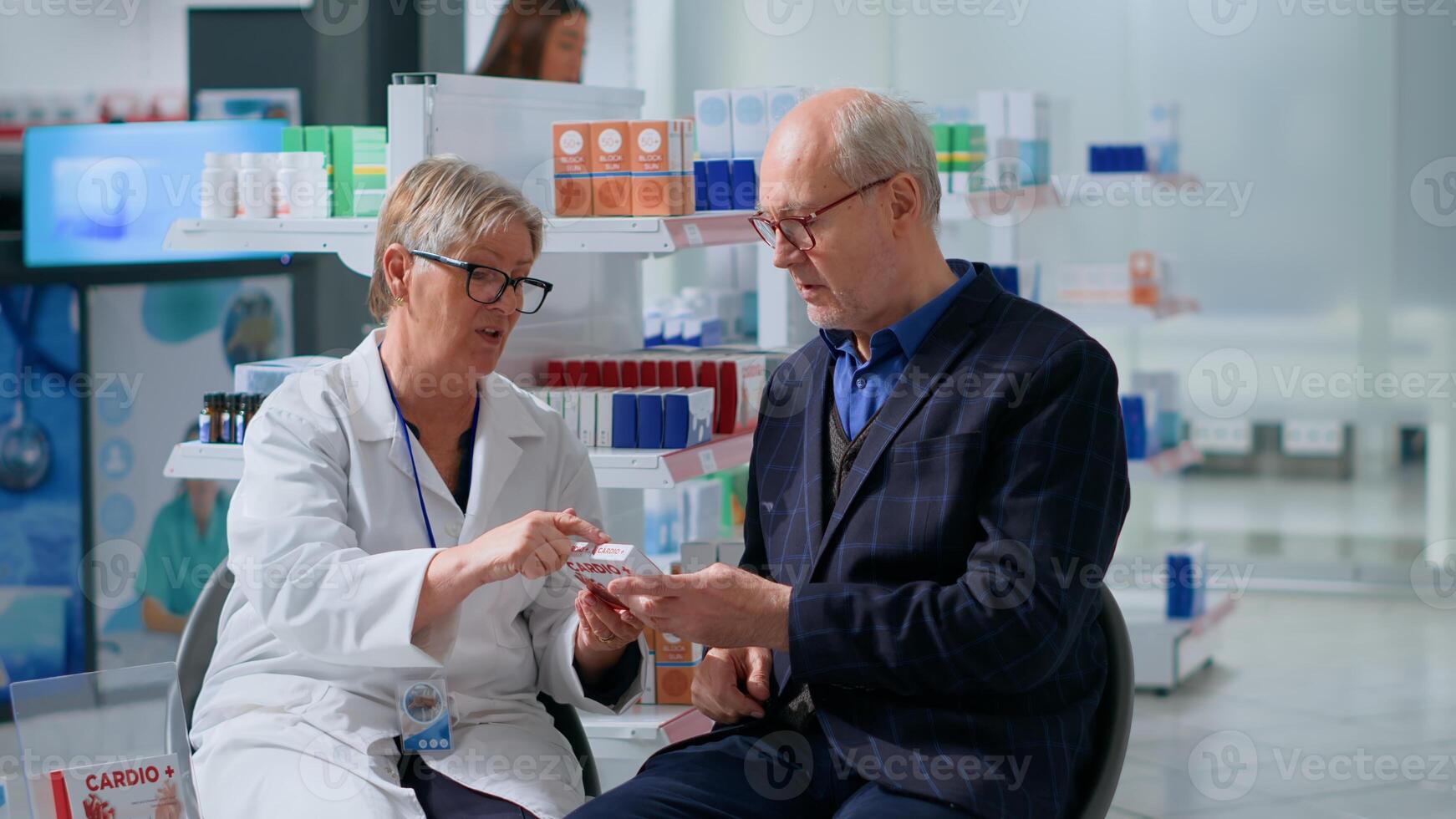 esperto farmacista nel farmacia con paziente, suggerendo lui cuore aritmia medicazione pillole per trattare malattia sintomi. ottuagenario uomo ricevente trattamento a partire dal dipendente foto