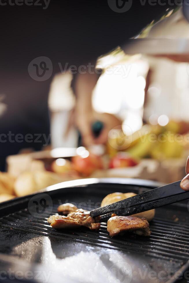 volontari fornire nutriente pasti per il bisognoso e povero a un' beneficenza cibo viaggio. nero donna preparazione gratuito cibo su un' barbecue griglia in mostra generosità e gentilezza per il senza casa le persone. foto