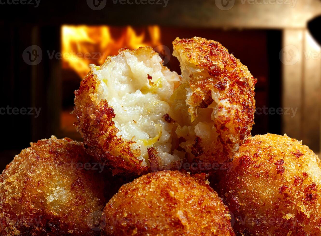 fritte riso palle. tradizionale a partire dal brasile dove esso è chiamato bolinho de arroz. foto