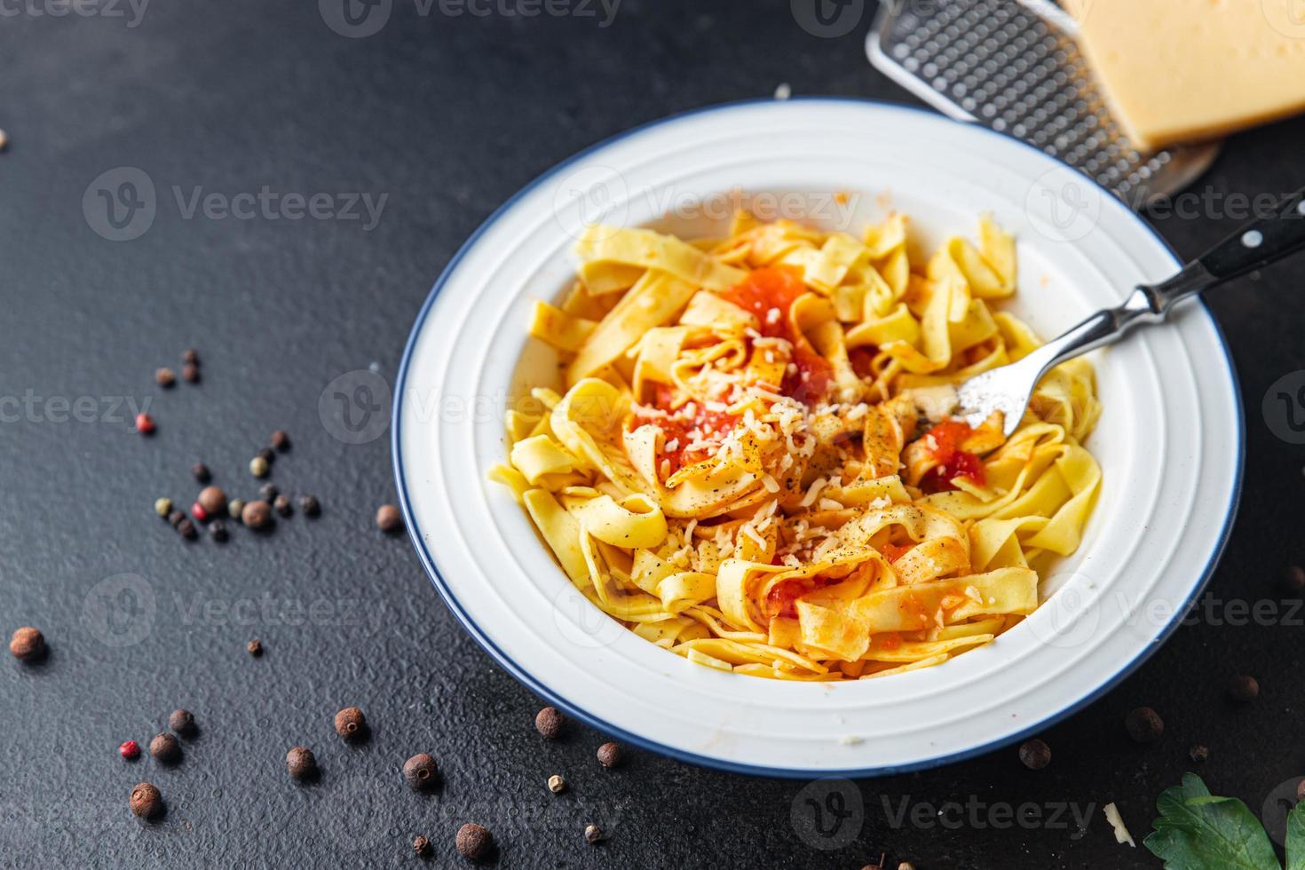 tagliatelle al sugo di pasta foto