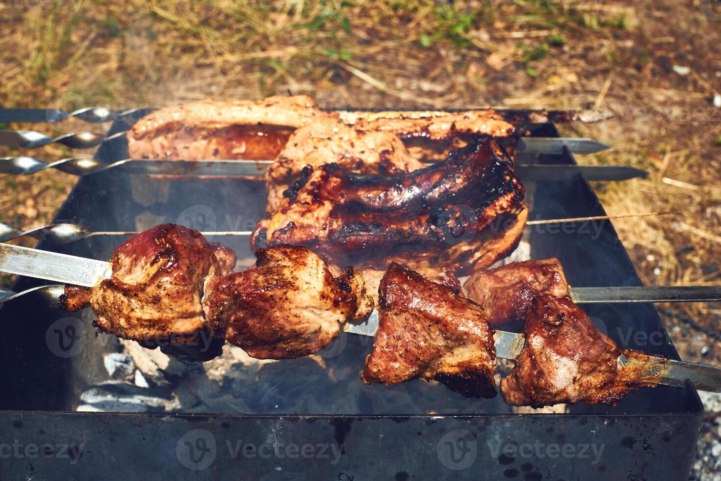 grigliato delizioso appetitoso pezzi di carne all'aperto foto