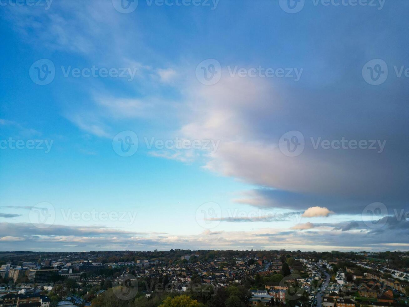 bellissimo alto angolo Visualizza di cielo e drammatico nuvole al di sopra di centrale hemel canapa città di Inghilterra grande Gran Bretagna. novembre 5°, 2023 foto