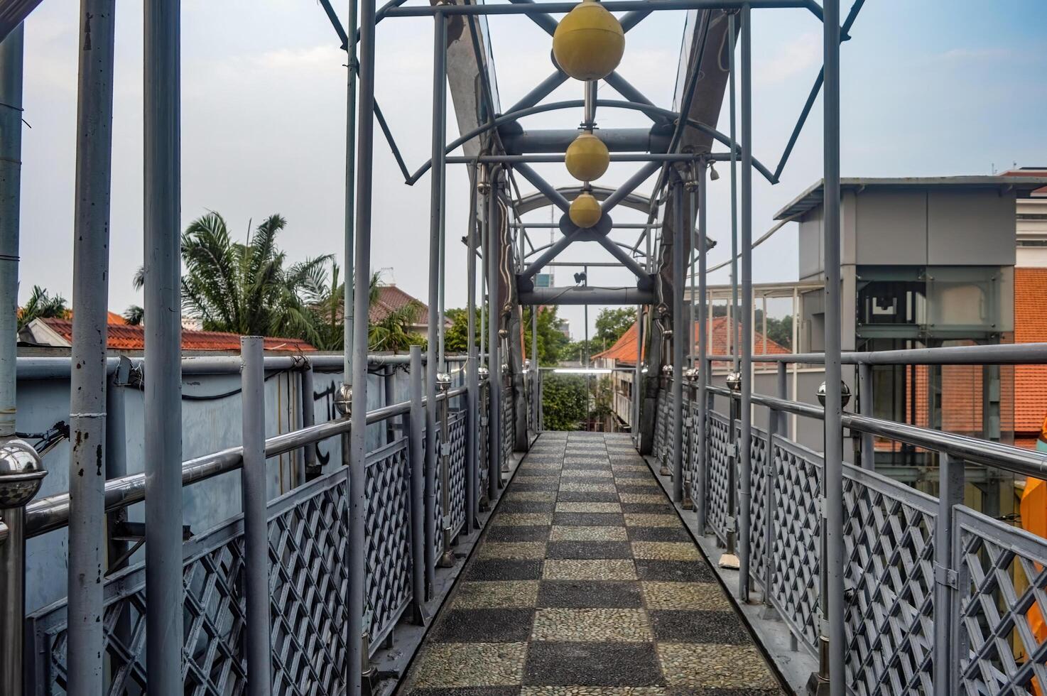 un' abbandonato pedone ponte senza pedoni foto