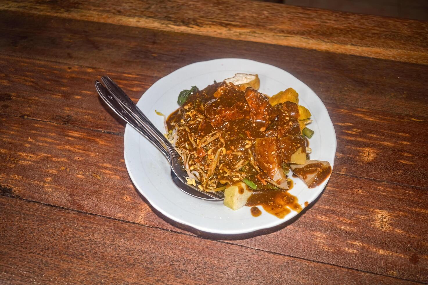 un' piatto di rujak cingur servendo su un' cenare tavolo è un' tipico est giavanese cibo. Perfetto per foto illustrazione, articolo, o qualunque cucinando Contenuti.