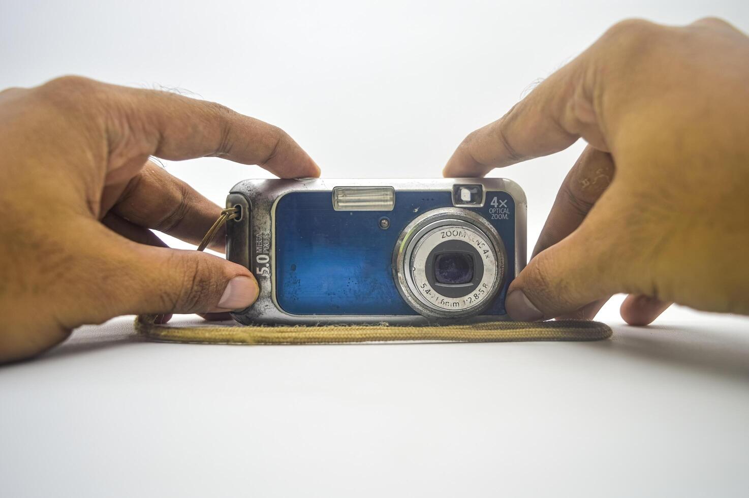 mano Tenere un vecchio scuola tasca telecamera piace un' autoscatto isolato su bianca sfondo foto