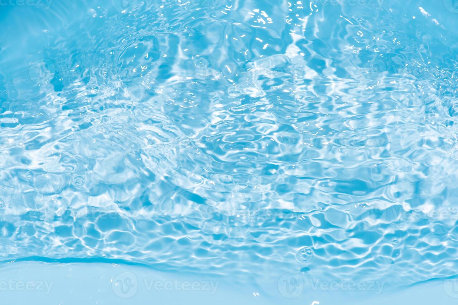 acqua blu onde su il superficie increspature sfocato. defocus sfocato trasparente blu colorato chiaro calma acqua superficie struttura con spruzzo e bolle. acqua onde con splendente modello struttura sfondo. foto