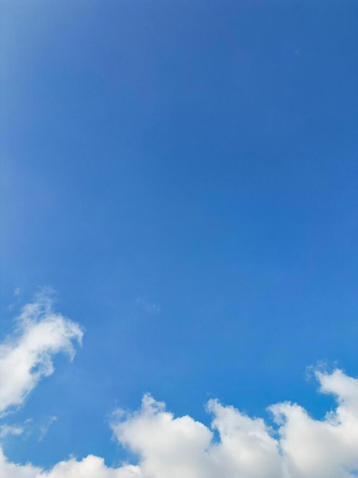 maggior parte bellissimo cielo e nuvole al di sopra di Inghilterra foto