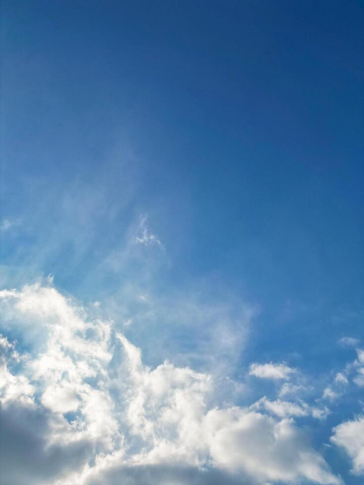 maggior parte bellissimo cielo e nuvole al di sopra di Inghilterra foto