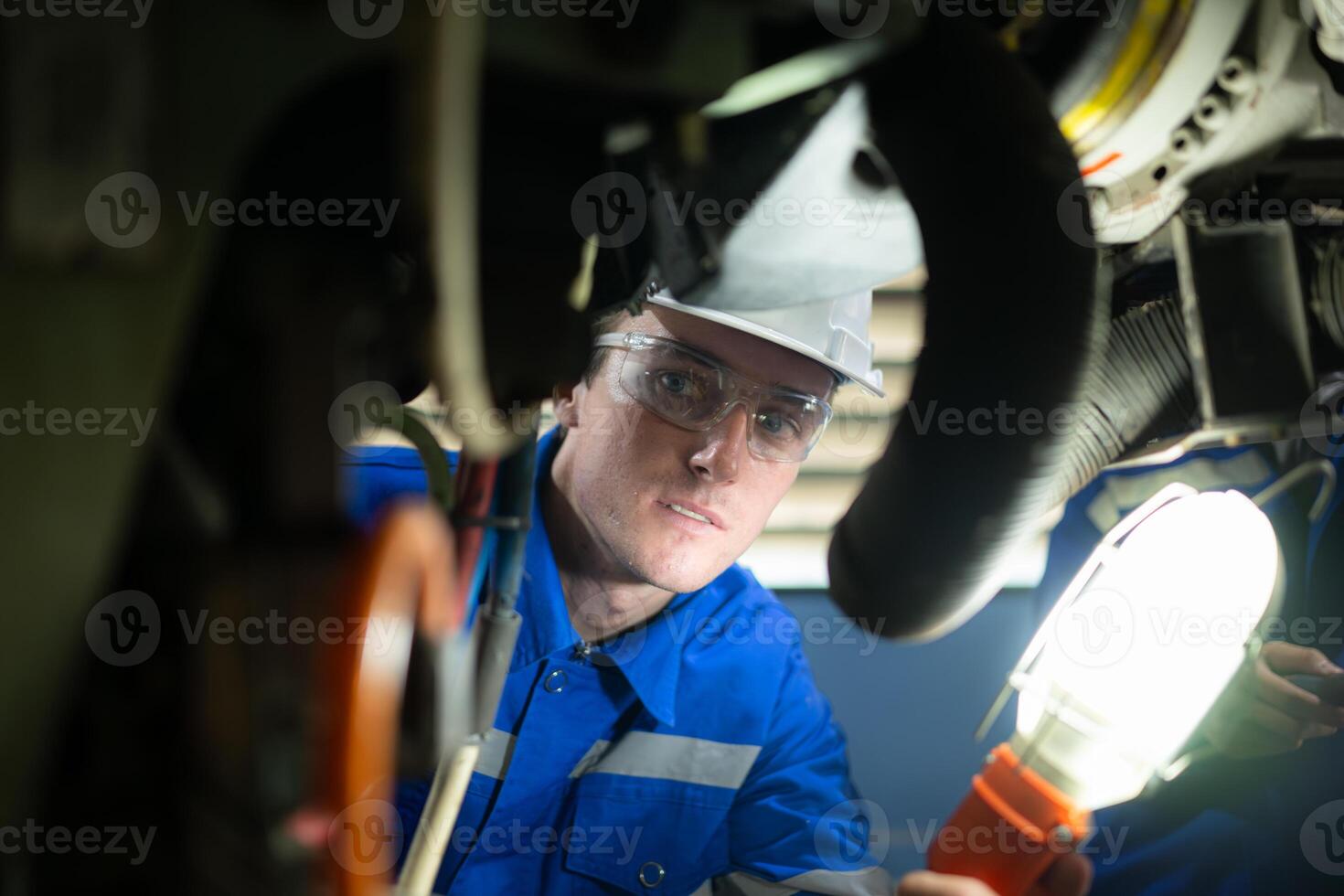 ingegneri Lavorando nel un' robotica braccio fabbrica, robotica braccio industria e ingegneria concetto. foto