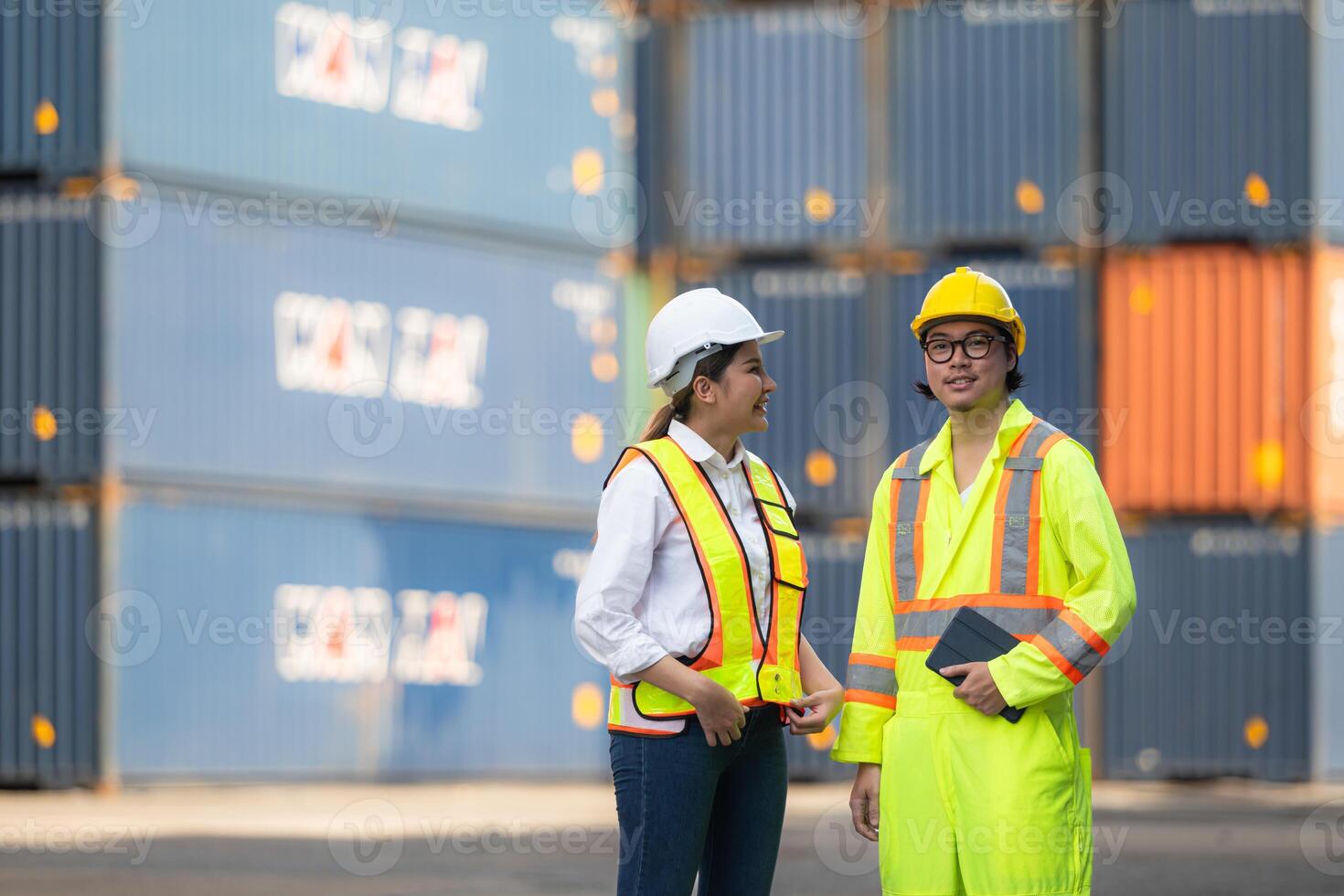 ritratto di asiatico donna ingegnere e lavoratore Lavorando con collaboratore a all'estero spedizione contenitore cortile. foto