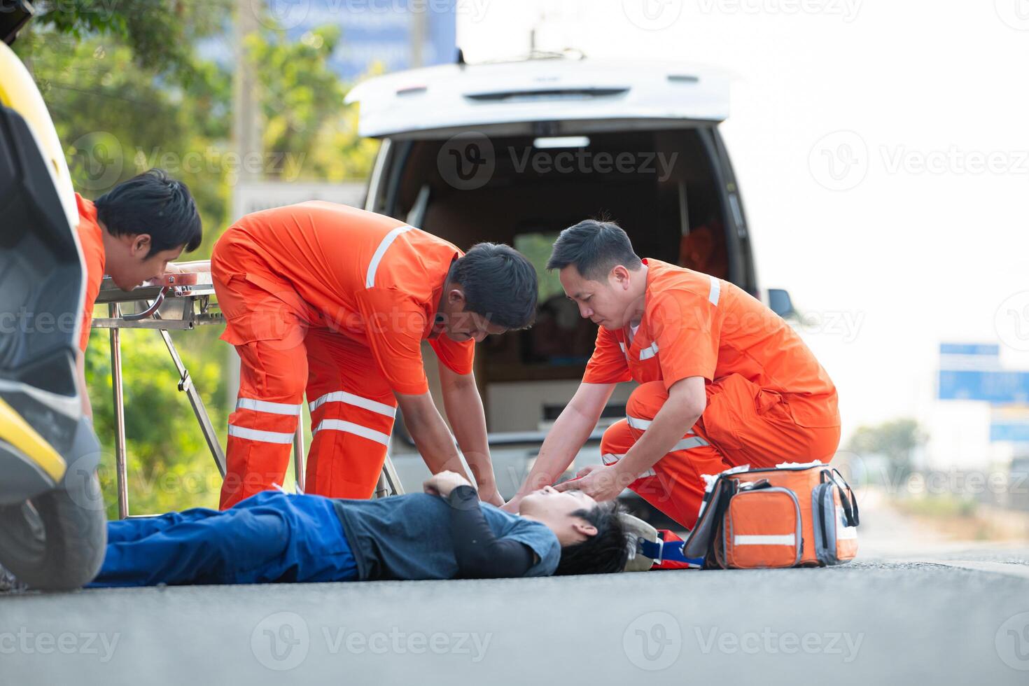 il paramedico è assistere un ferito uomo nel un emergenza situazione su il strada. foto