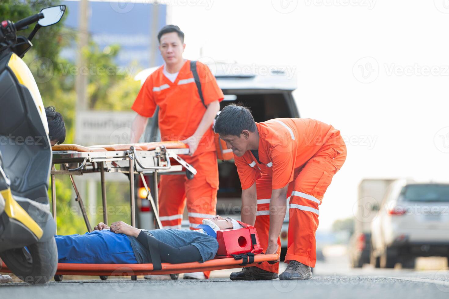 il paramedico è assistere un ferito uomo nel un emergenza situazione su il strada. foto